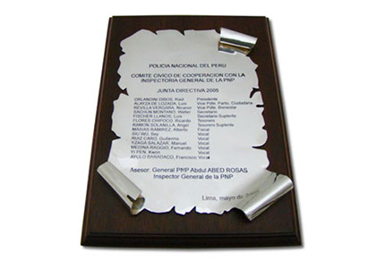 Placa pergamino con base en caoba